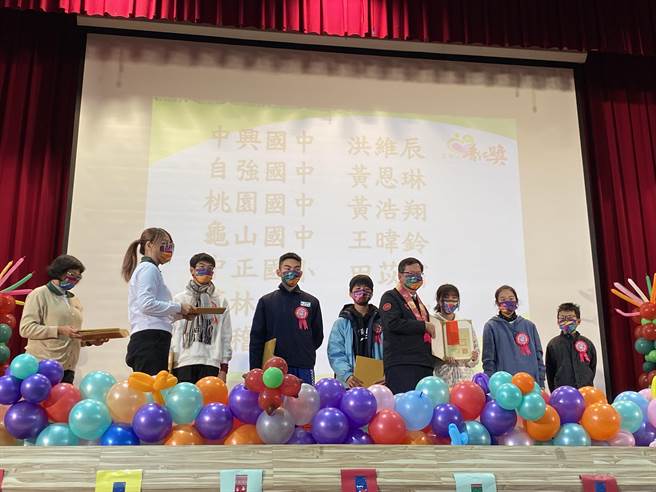 前桃园市长郑文灿颁奖给桃园龟山国中九年级的王暐铃。（灵鹫山佛教教团提供）