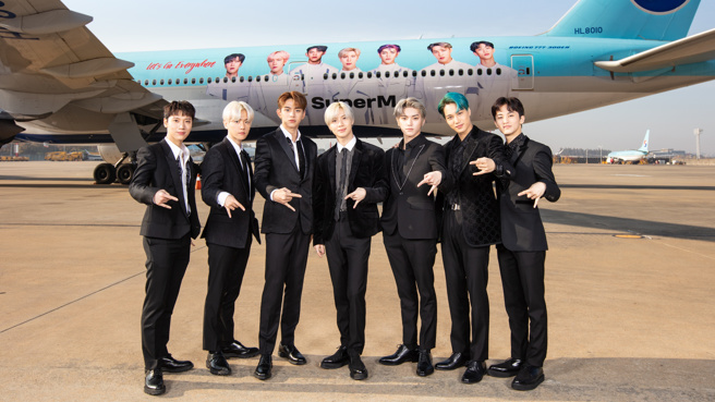 Lucas(黄旭熙，左三)曾短暂以团体｢SuperM｣的成员之一活动。(图／达志影像)