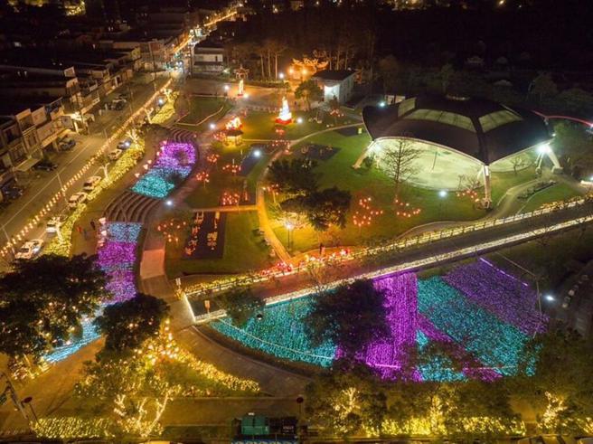 民生池埤塘水面随着乐曲展开一段魔幻声光秀，在水雾裊裊中以迎宾之姿欢迎游客到访。　图：桃园市政府观光旅游局／提供