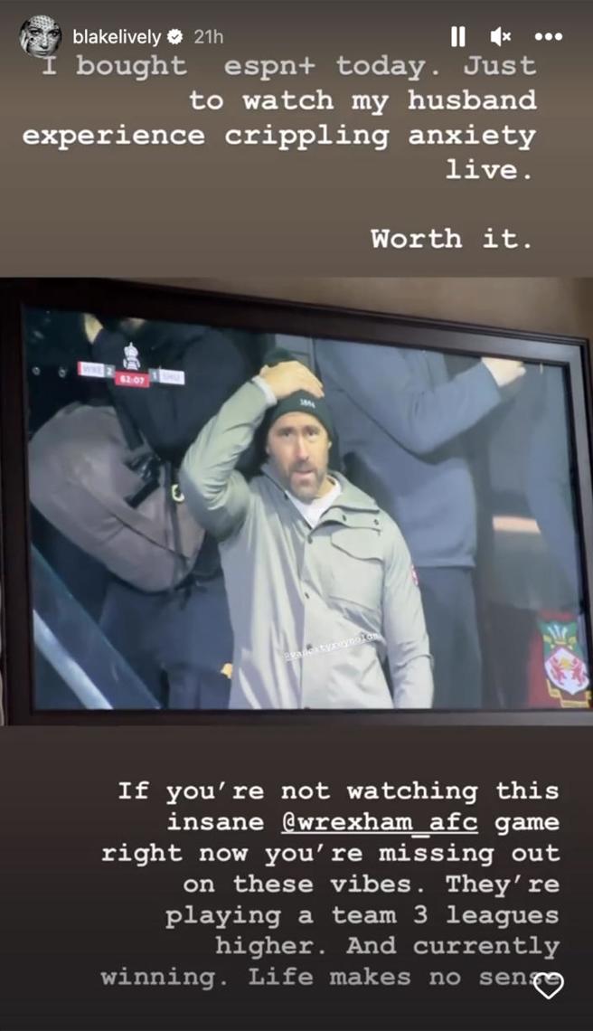 莱恩雷诺斯老婆笑呛他看球赛的反应。(图/Blake Livel IG)