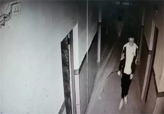 大陆备受关注的离奇失踪而后致死的胡鑫宇案，江西警方2日表示，从本人录制的两段录音中，清晰表达其自杀意愿。图为失踪前校方监控影片（监控影片截图）