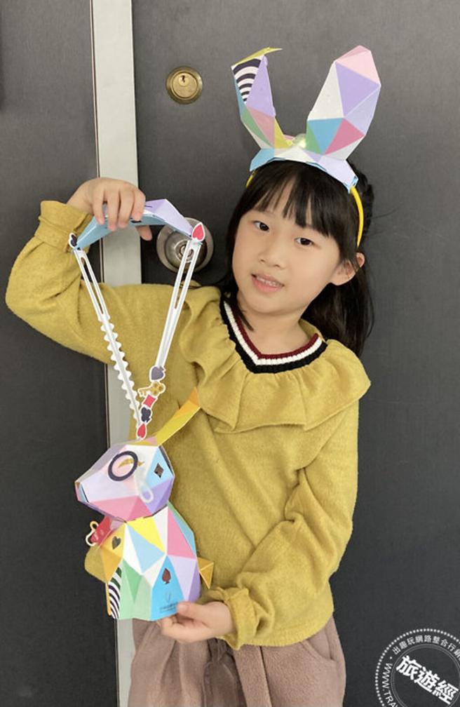 台湾灯会兔年小提灯可组装为两种造型，包括手提或兔耳灯(图：臺北市政府民政局提供)