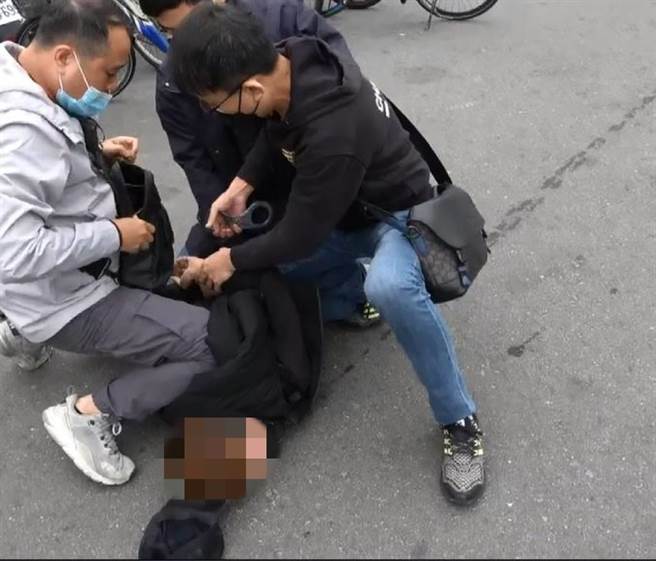 高雄毒鴛鴦想趁過年時，販毒大賺一筆。不料早就遭警方鎖定，並於1月中旬外出用餐時，將其逮捕。（翻攝照片／崔正綱高雄傳真）