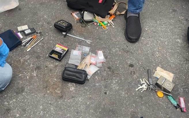 警方查獲車上海洛因、安非他命等毒品。（翻攝照片／崔正綱高雄傳真）