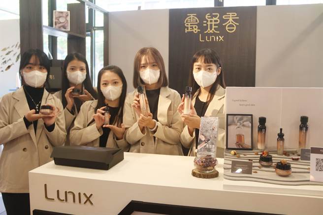 弘光妆品系学生用荔枝壳当原料，研发出化妆水等保养品。(弘光科大提供)