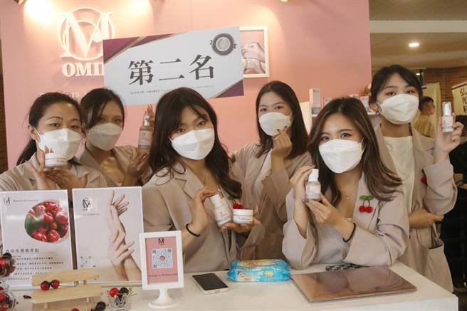 弘光妆品系学生用超酸的西印度樱桃为原料研发保养品。(弘光科大提供)