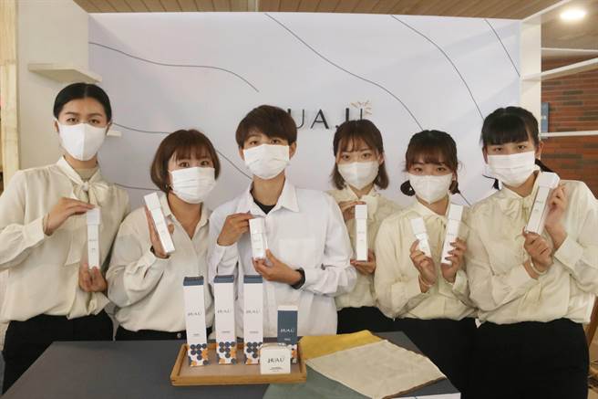 弘光妆品系学生利用农家滞销的月桃，研发洗护产品。(弘光科大提供)