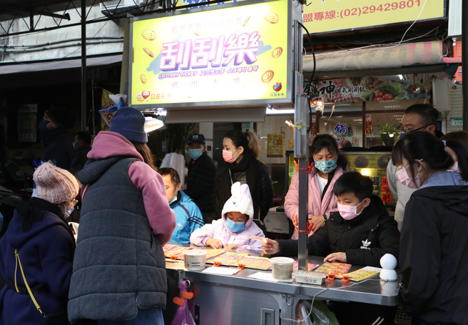 威力彩今（2日）头奖飙4.2亿，黄涛分享方位开运法和招财小撇步，并点名属鼠、鸡、猪的人财运超旺，今日将有机会把大奖抱回家。（刘宗龙摄）