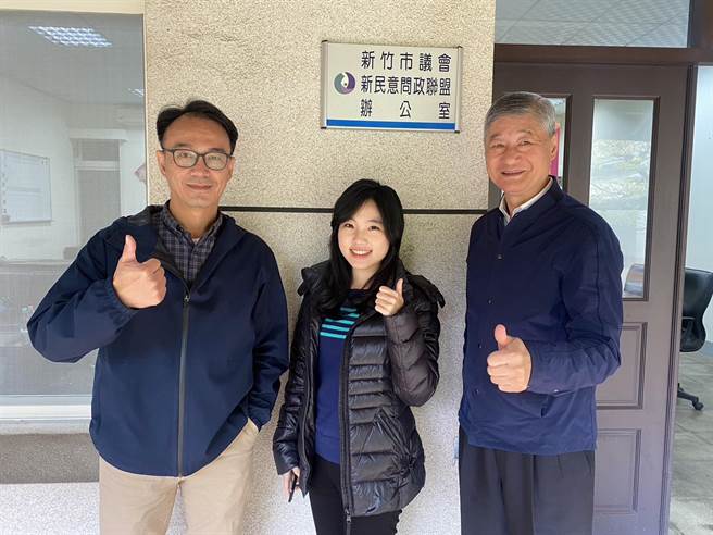 民眾党籍议员李国璋、宋品莹与部分蓝营、无党籍议员共7人再度成立「新民意问政联盟」党团，盼协助高虹安推动市政，政团办公室招牌也已挂上。（陈育贤摄）