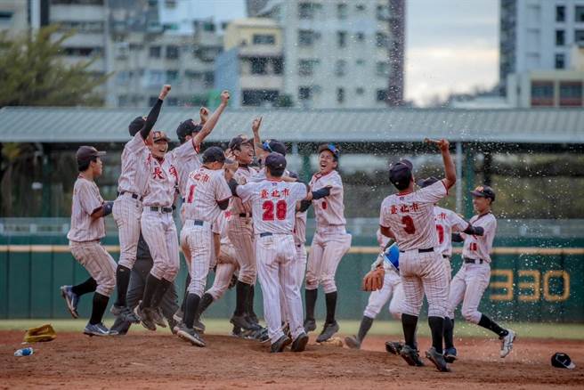 2023港都「老四川杯」全国青少年棒球锦标赛北市长安国中以5比4战胜台中中山国中，夺得冠军。（高市教育局提供／杨舒婷高雄传真）