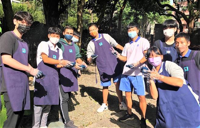 三民高中学生与外籍生体验传统蓝染工艺，染出属于自己不一样的色彩。（新北市教育局提供）