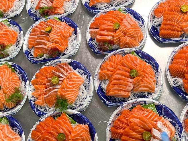 厚切摆盘鲑鱼刺身售价650元，小份售价350元。（白帅帅摄影团队提供）