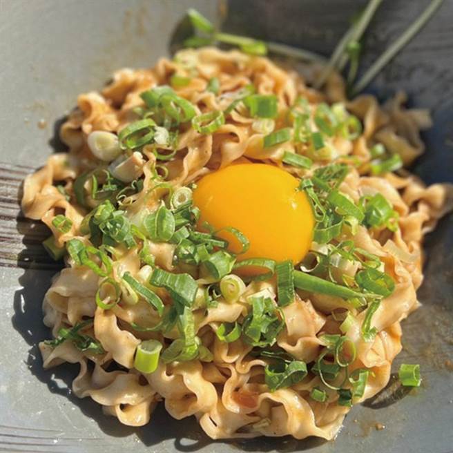 古法手做刀削波浪面体、口感Q弹带劲。（白帅帅摄影团队提供）