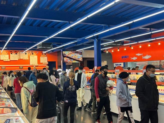 「星星水产」台中店过年期间人潮踊跃，大发大旺。（白帅帅摄影团队提供）