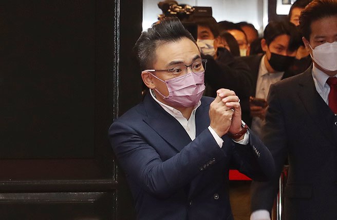 立法院1日办理第10届第7会期委员集中报到，国民党立委洪孟楷抢到头香，拱手向大家拜年。（资料照片/刘宗龙摄）