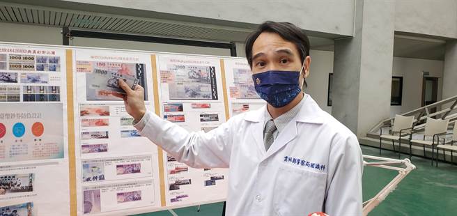 怕不知不觉收到偽钞，警方教三法宝，摸一摸、转一转、看一看。（周丽兰摄）