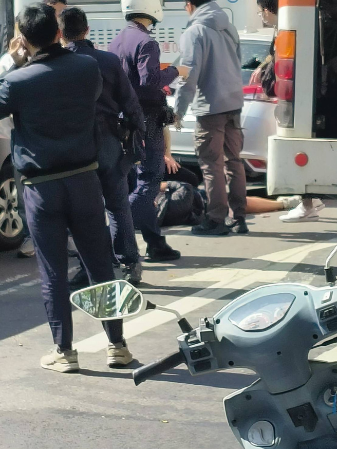 台中警又开枪！诈欺嫌遭公车包围「衝撞侦防车」，警开4枪逮人。(民眾提供)