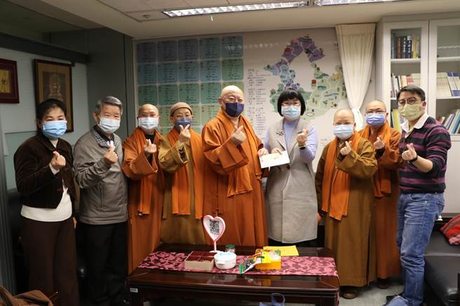 新北市佛教会理事长释如乘（右5）2日率团队捐赠百万元给好日子爱心大平台，新北市社会局长张锦丽（右4）代表受赠。（新北市社会局提供）