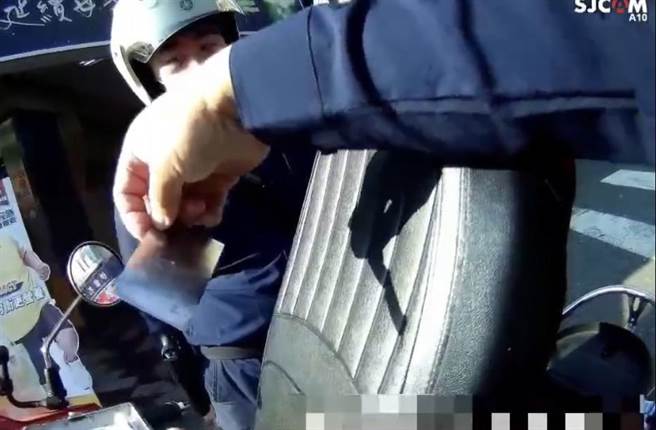 警方找到K盤和1包毒品。（翻攝照片／高雄洪靖宜傳真）