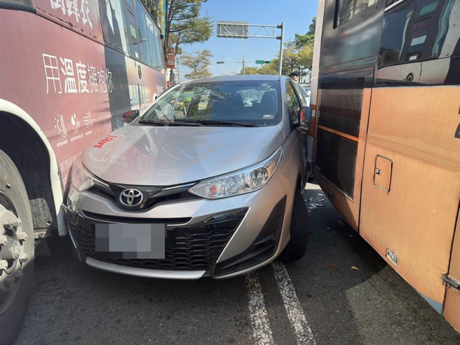 台中市警察局第二分局员警缉捕诈欺犯25岁谢姓嫌犯到台中路、建国路口，遭警优势警力逮捕。（民眾提供／冯惠宜台中传真）