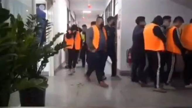 北斗警分局查获职业赌场，逮捕31人、查获赌资和赌具。（北斗警分局提供／吴敏菁彰化传真）