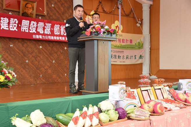 锺东锦肯定农友栽培多样化农产品。（苗栗县政府提供／李京升苗栗传真）