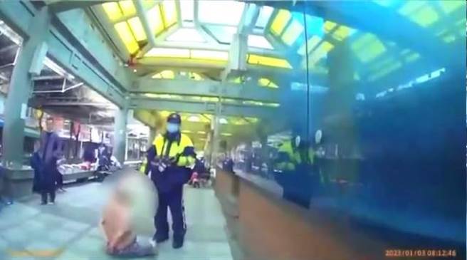 陈姓街友袭警遭到逮捕。（警方提供）