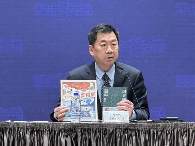 行政院發言人陳宗彥主持主持院會後記者會時指出，院長陳建仁親自送上自己親筆撰寫的《小大人公衛素養課》、《因果螺旋》給六都首長。（黃婉婷攝）