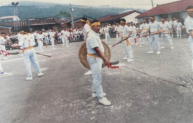 台南市楠西区鹿田宋江阵已有百年歷史，如今却没落，居民提供早期宋江阵演练的老照片。（鹿田里长黄汉威提供／程炳璋台南传真）