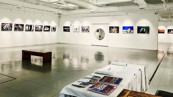 新竹县文化局开春展，台北摄影学「国际影艺联盟世界杯联展」展出80余幅摄影作品。（罗浚滨摄）