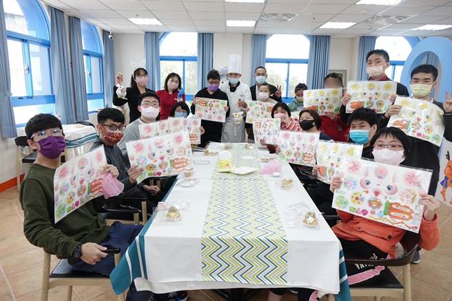 福容大饭店桃园店在元宵前夕前往「桃园宝贝潜能发展中心」进行元宵猜灯谜及港式点心公益教学活动。（福容饭店提供）