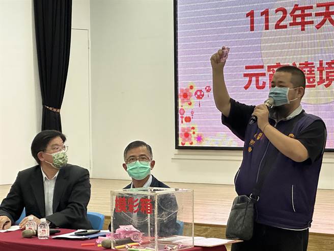 台东元宵神明绕境祈福活动今年恢復举办，51支遶境队伍今天在县府大礼堂完成抽籤。（蔡旻妤摄）