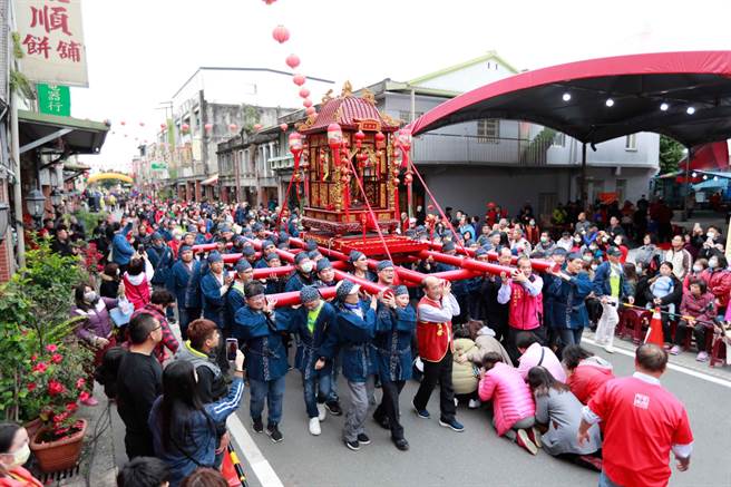 宜兰县五结乡今年将復办「走尪」活动，于2月4、5日登场，让游客体验「拜妈祖、躜轿脚、扛大轿、看走尪」。（五结乡公所提供／吴佩蓉宜兰传真）