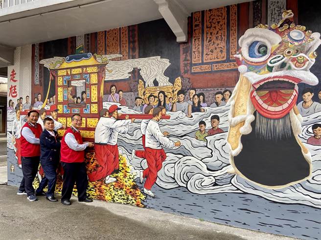 1月刚完成、首次亮相的弄狮、扛轿3D彩绘墙，五结乡长沈德茂（右）、五结乡代表会主席林证梧（中）抢先体验，给游客新的视觉享受。（吴佩蓉摄）