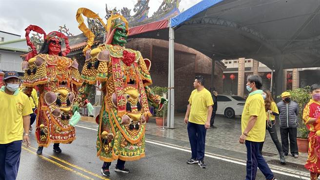 元宵一系列活动，除了有传统民俗阵头表演、八大庄24公里的平安绕境。（吴佩蓉摄）