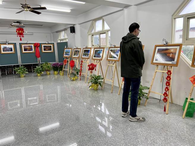 即日起至2月5日上午8时到下午6时，于永安宫2楼有静态展览，有「画我故乡粉彩画展」跟「镜看五结之美摄影比赛展」。（吴佩蓉摄）