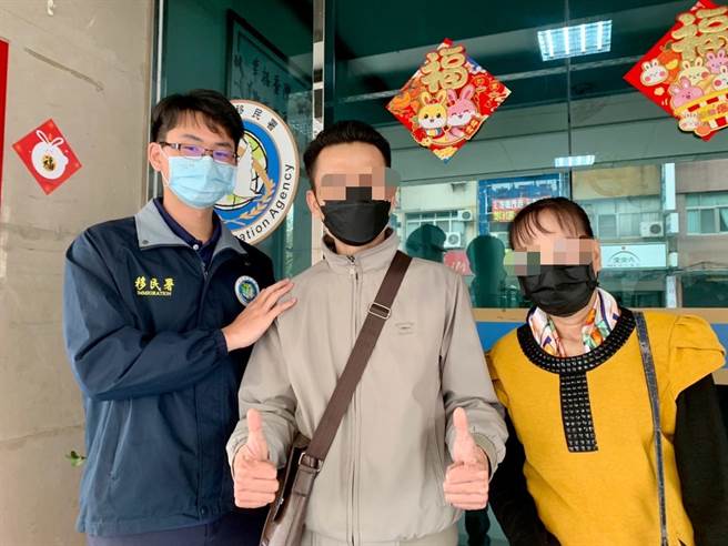 泰国籍失联移工宋男（中）在餐厅老板娘（右）陪同下，前往专勤队投案。没想到正值专案推动首日，宋男听闻免收容、裁罚最低罚缓后，开心的比讚，感谢移民署专勤队的协助。（翻摄照片／崔正纲高雄传真）