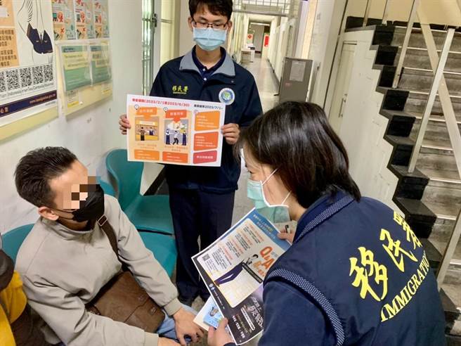 移民署高雄市专勤队向宋男讲解专案。（翻摄照片／崔正纲高雄传真）