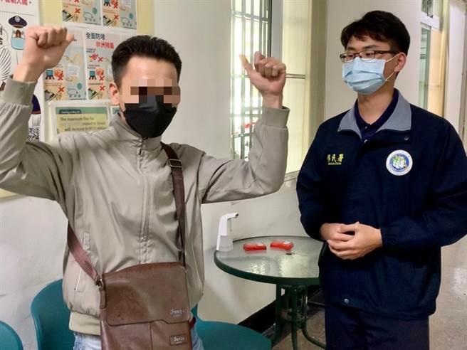 宋男听闻专案后，开心得手舞足蹈。（翻摄照片／崔正纲高雄传真）