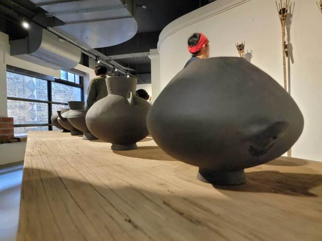 林精哲以工艺转译太麻里拉劳兰部落生活经验，为作品注入情感。（读者提供／蔡旻妤台东传真）