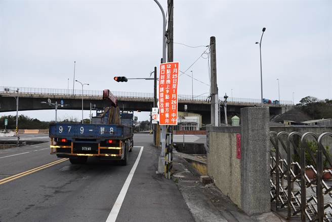 61线西滨快速道路竹南路段每逢连假都要管制平面路口进入主线。（谢明俊摄）