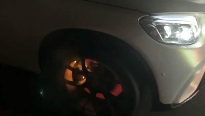 有網友在「記者爆料網」以「現代版風火輪」為題，PO影片，片中賓士車輪子起火。（呂妍庭翻攝）