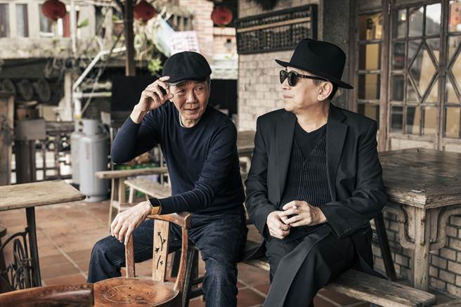 高捷（右）、太保特别戴了拍《悲情城市》时的帽款，模拟当年两人留下的经典剧照。（牵猴子提供）