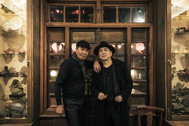 高捷（右）跟太保重返九份《悲情城市》中知识份子针砭时政的「黄金酒家」取景地。（牵猴子提供）