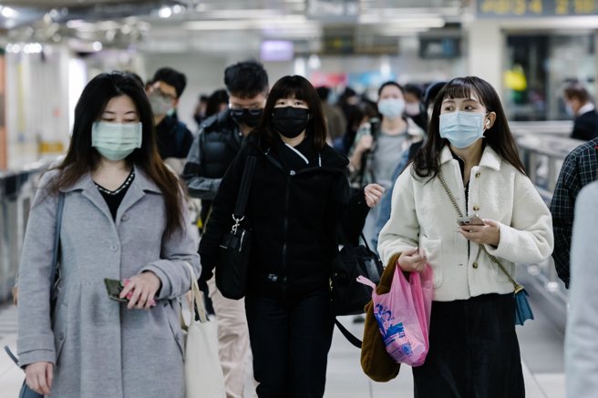 原订2日宣布的室内免戴口罩政策，确定延后上路。（郭吉铨摄）