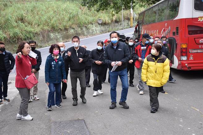 苗栗县长锺东锦2日上午会勘造桥乡造桥村阳明社区自来水供水案。（谢明俊摄）