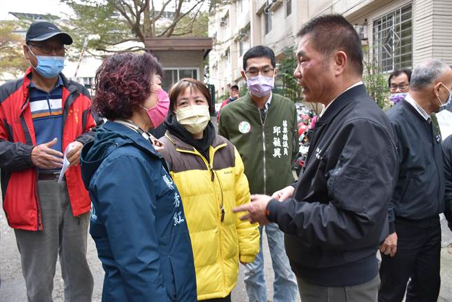 苗栗县长锺东锦2日上午会勘造桥乡造桥村阳明社区自来水供水案，听取住户陈情。（谢明俊摄）