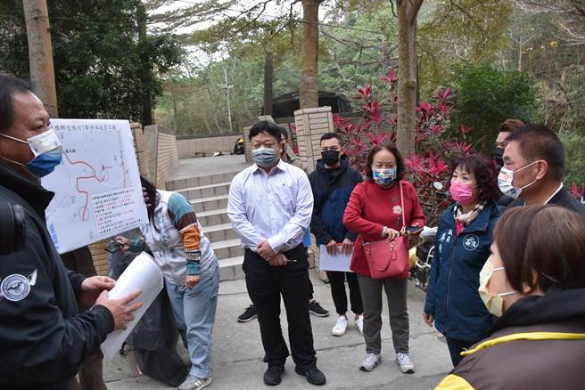 苗栗县长锺东锦2日上午会勘造桥乡造桥村阳明社区自来水供水案，听取水利处长杨明铙报告全案规画内容。（谢明俊摄）