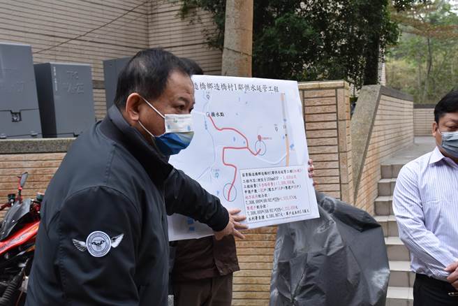 苗栗县长锺东锦2日上午会勘造桥乡造桥村阳明社区自来水供水案，水利处长杨明铙报告全案规画内容。（谢明俊摄）