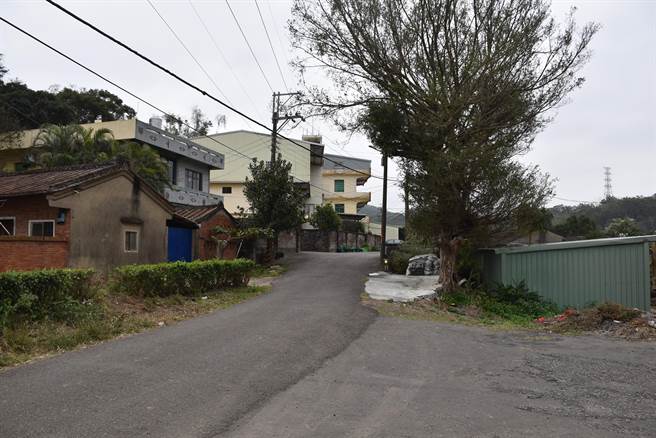 苗栗县长锺东锦2日上午会勘造桥乡造桥村阳明社区自来水供水案，供水范围将涵盖谈文村1邻住户。（谢明俊摄）